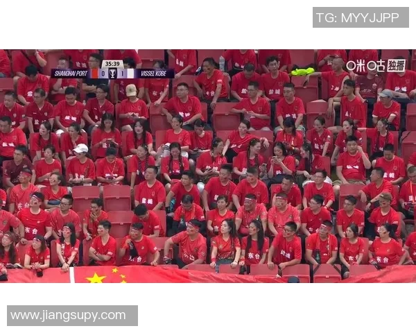 中国球迷齐聚赛场组成最大助威团掀起震撼浪潮点燃全场激情 中国球迷齐聚赛场组成最大助威团掀起震撼浪潮点燃全场激情